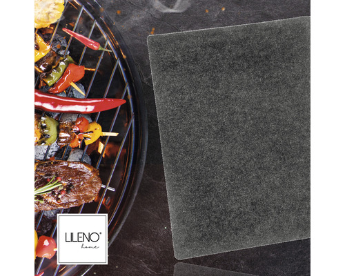 Tapis de barbecue à côté des aliments grillés sur le barbecue
