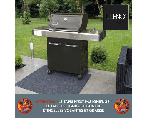 Barbecue Weber avec tapis de barbecue à l''extérieur. Logo Lileno Home.