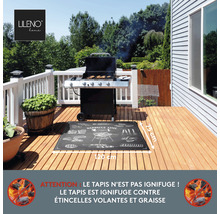 Tapis de barbecue 120 x 75 cm sur une terrasse en bois devant un barbecue