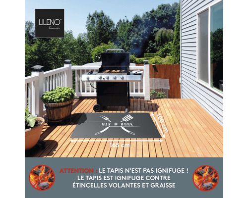 Tapis de barbecue avec l''inscription ''Homme au travail'' sur une terrasse en bois avec barbecue