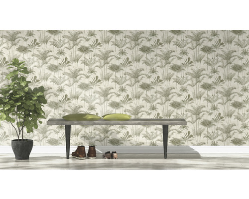 Scène avec un mur avec du papier peint à feuilles tropicales, un banc avec des coussins, des chaussures et une plante d''intérieur dans un pot