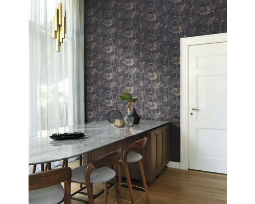 Aménagement intérieur avec papier peint à motifs, table et chaises