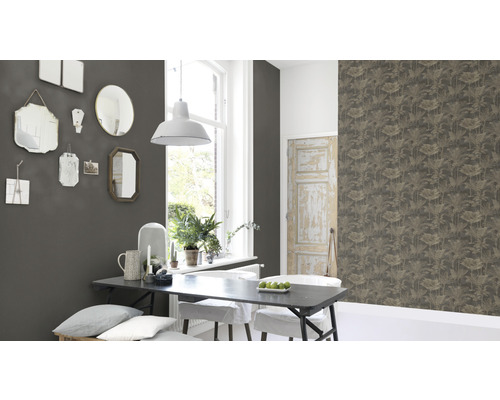 Espace de vie avec divers miroirs au mur, table à manger et papier peint à motifs floraux