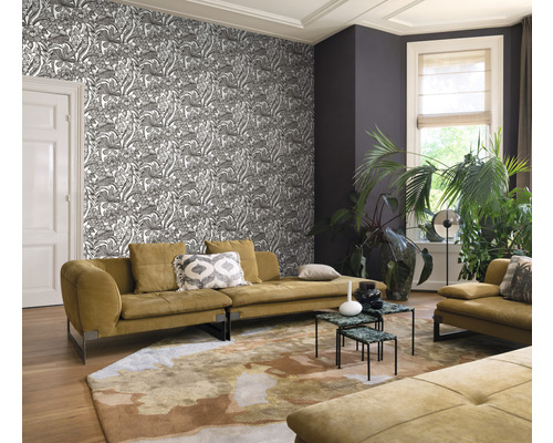 Wohnzimmer mit gemusterter Tapete, Sofa und Teppich