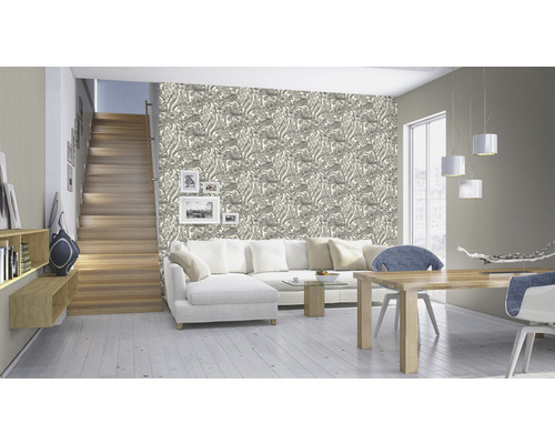 Wohnzimmer mit floral gemusterter Tapete, Sofa, Esstisch und Treppe