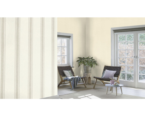 Salon avec papier peint rayé, fauteuils et plante d''intérieur