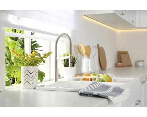 Évier avec robinet et décoration de cuisine dans un design de cuisine clair