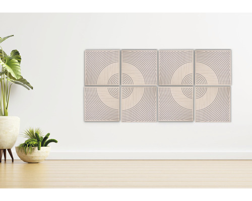 Raumansicht mit acht Holzpaneelen mit Kreislinienmuster an einer Wand