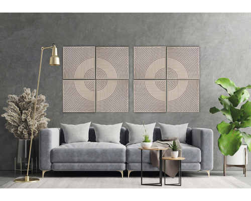 Wohnzimmer mit grauer Couch, Beistelltischen und Wandbildern mit konzentrischen Kreisen