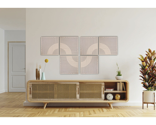 Wohnzimmer mit hölzerner Anrichte und Wanddekoration mit grafischem Muster