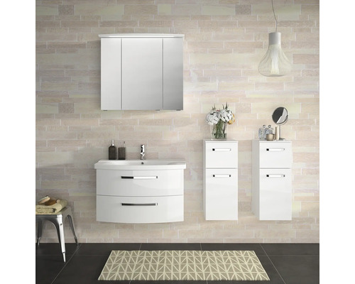 Badezimmer-Szene mit Waschtisch, Spiegelschrank und zwei Hochschränken