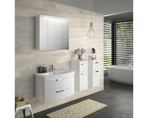 Modernes Badezimmer mit weißem Waschtisch, Spiegelschrank und Hochschränken