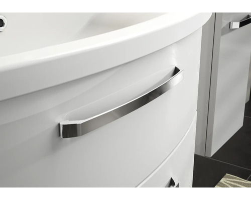 Gros plan d''un meuble sous-lavabo blanc avec une poignée en métal.