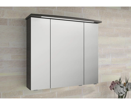 Spiegelschrank mit drei Türen und Beleuchtung im Badezimmer