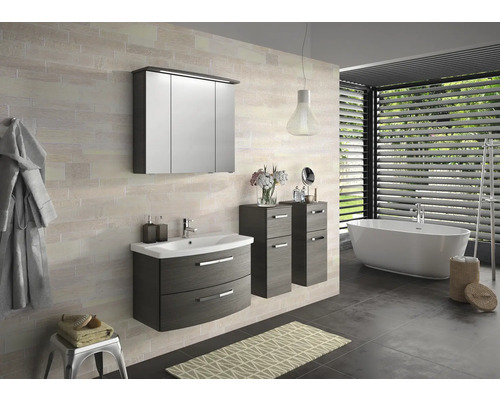 Modernes Badezimmer mit Waschtisch, Spiegelschrank, Hochschränken und Badewanne.