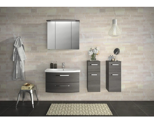 Badezimmer mit Waschtisch, Spiegelschrank und Hochschränken