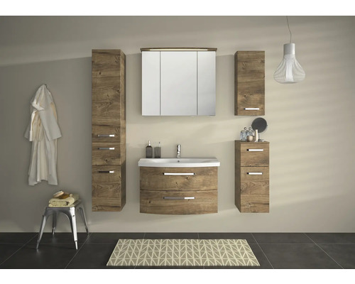 Badezimmer mit Waschbeckenunterschrank, Spiegelschrank und Hochschränken in Holzoptik