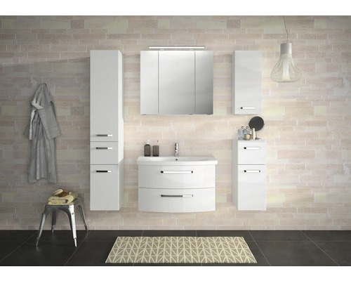 Salle de bain lumineuse avec meubles blancs, meuble sous-lavabo, armoire de toilette et armoires hautes pour une ambiance moderne.