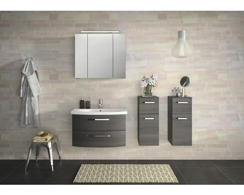 Modernes Badezimmer mit Waschtisch, Spiegelschrank und zwei Hochschränken