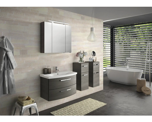 Modernes Badezimmer mit Waschtisch, Spiegelschrank, Hochschrank und Badewanne.