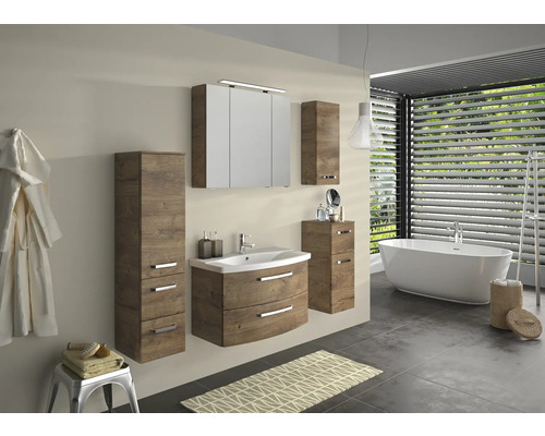 Badezimmer mit Waschtisch, Spiegelschrank, Hochschrank und Badewanne in hellem, freundlichem Ambiente