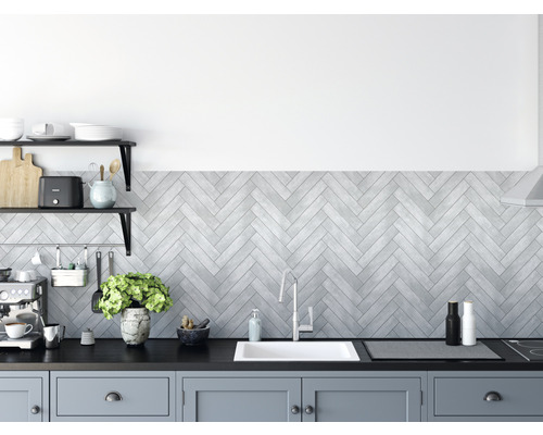 Wandbelag PVC Ceramics Splendid Marble weiß grau 67,5 x 400 cm Küchenszene mit Spüle, Armatur und Arbeitsplatte vor einer Wand mit Fischgrätenmuster