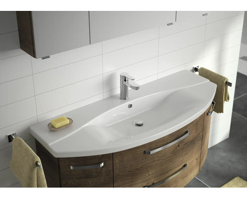 Badezimmer mit Waschtisch, Armatur und Handtüchern