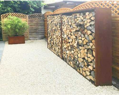 Jardin avec stockage de bois et sol en gravier