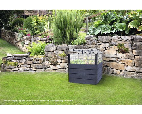 Hochbeet aus Kunststoff mit Aufsatz vor Steinmauer im Garten
