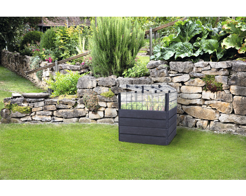 Hochbeet aus Holz mit Frühbeetaufsatz im Garten