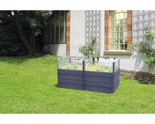 Hochbeet aus Kunststoff mit Salatpflanzen im Garten.