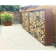 Garten mit Holzlagerboxen aus Metall und gelagertem Holz