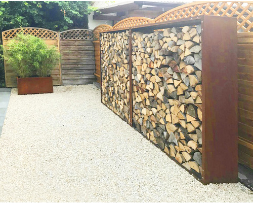 Jardin avec des coffres de rangement en métal pour le bois et du bois stocké