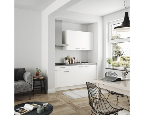 Heller Wohnraum mit kompakter Küchenzeile, Esstisch und Sofa