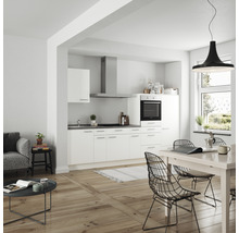 Appartement lumineux avec cuisine ouverte, coin repas et salon.
