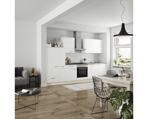 Helle, offene Küche mit weißen Schränken, Esstisch und Holzboden für einen modernen Wohnraum