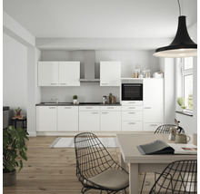 Moderne Küche mit weißen Schränken, Dunstabzugshaube und Esstisch