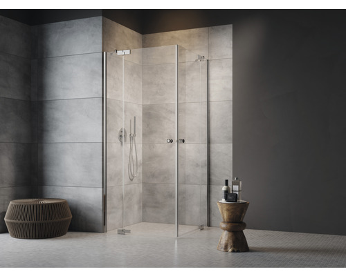 Salle de bains avec douche d''angle et tabourets comme espaces de rangement