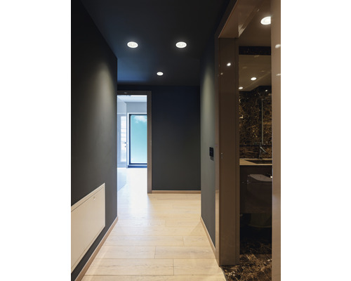 Couloir avec spots de plafond et accès à une salle de bain