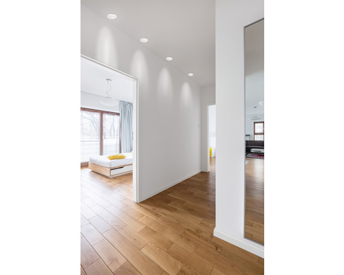 Couloir avec plancher en bois et spots de plafond
