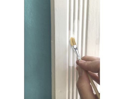 Peinture d''une moulure blanche avec un pinceau