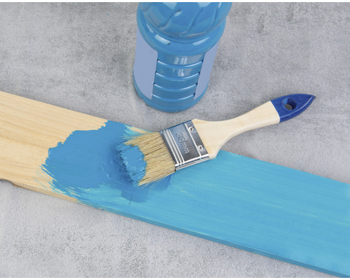 Planche en bois peinte avec de la peinture et un pinceau