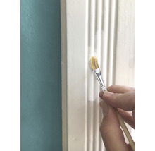 Peinture d''une baguette profilée avec un pinceau