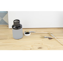 Pot de peinture avec pinceaux sur fond en bois