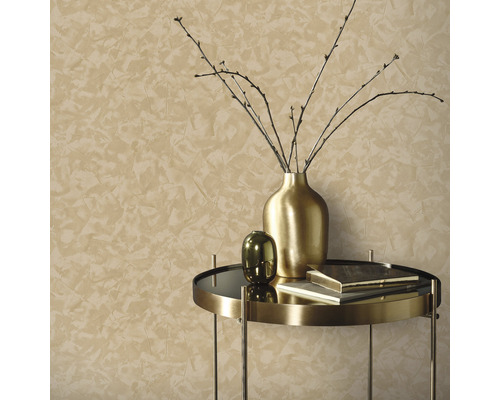 Wandgestaltung mit Spachteltechnik und dekorativem Arrangement auf einem Beistelltisch