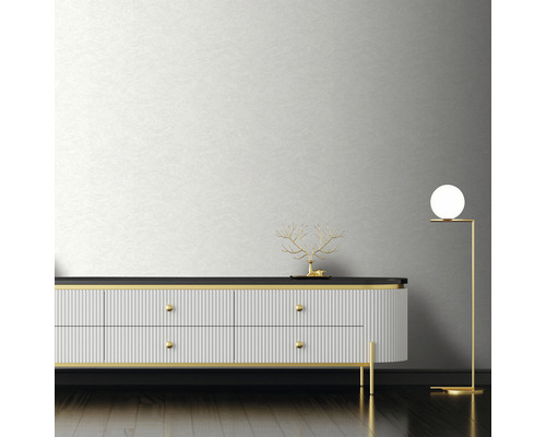 Salon avec meuble bas, lampadaire et décoration