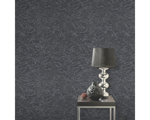 Nahaufnahme einer grauen Tapete mit Muster, einem Tisch, einer Lampe und einer Vase