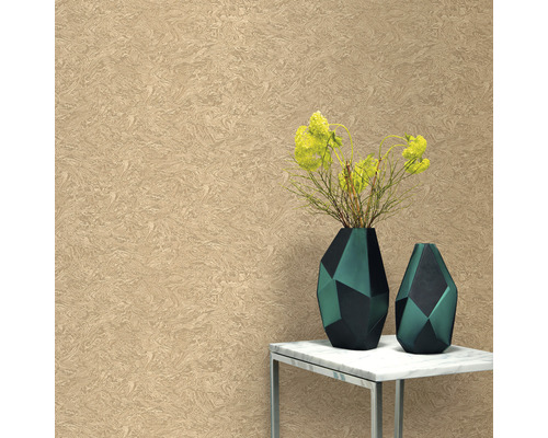 Nahaufnahme einer Wand mit gemusterter Tapete und zwei dekorativen Vasen auf einem Tisch.