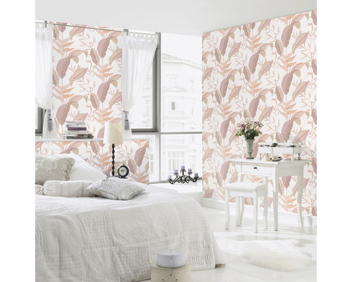 Helles Schlafzimmer mit Bett, Fenster und floral gemusterter Tapete