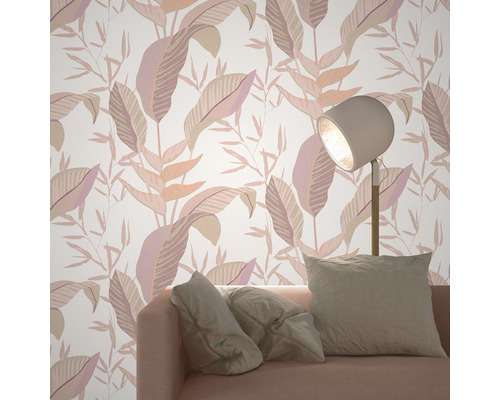 Wohnzimmer mit gemusterter Tapete mit Blättern, Lampe und Sofa